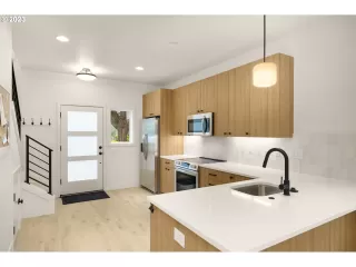 Photo #5: 23400998 Listing