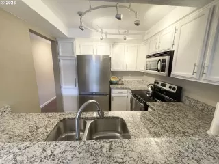 Photo #5: 23403919 Listing