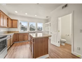 Photo #6: 23408335 Listing