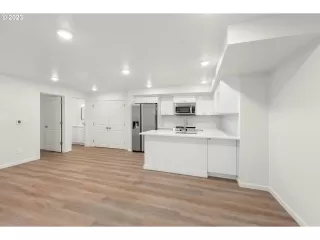 Photo #5: 23409604 Listing