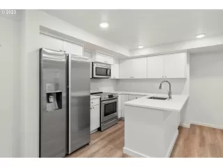 Photo #6: 23409604 Listing