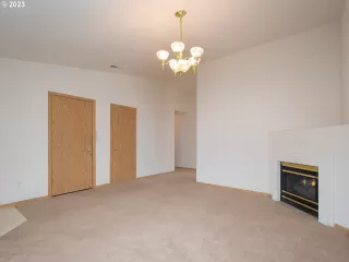 Photo #5: 23411838 Listing