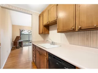 Photo #6: 23411919 Listing