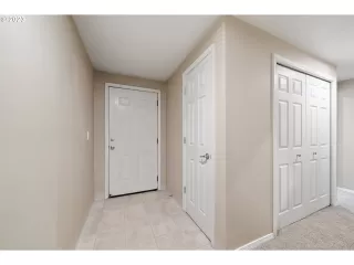 Photo #5: 23413954 Listing