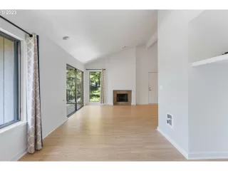 Photo #5: 23415358 Listing