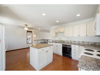 Photo #5: 23416126 Listing