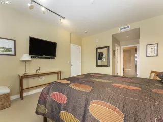 Photo #5: 23416893 Listing