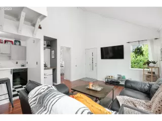 Photo #5: 23417253 Listing