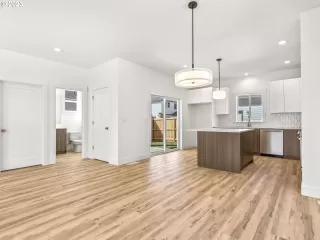 More Details about MLS # 23418715 : 5825 SE SCHILLER ST A