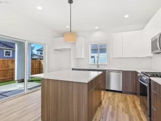 Photo #4: 23418715 Listing