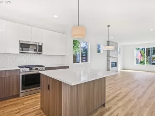 Photo #5: 23418715 Listing