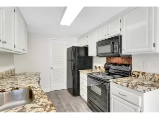 Photo #5: 23419329 Listing 