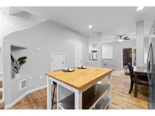 Photo #6: 23419897 Listing