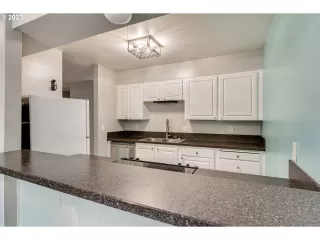 Photo #5: 23427998 Listing