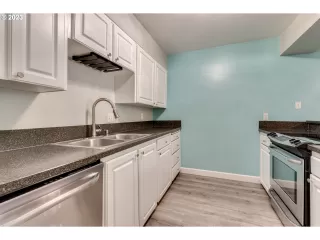 Photo #6: 23427998 Listing