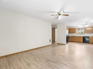 Photo #5: 23430191 Listing