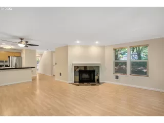 Photo #4: 23439500 Listing