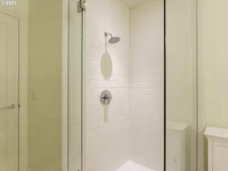 Photo #4: 23448579 Listing