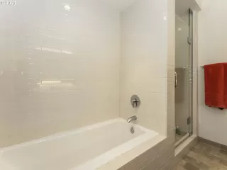 Photo #6: 23448579 Listing