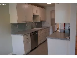 Photo #6: 23454401 Listing