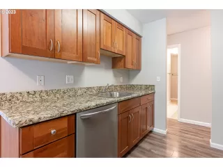 Photo #5: 23462603 Listing