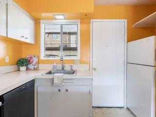 Photo #5: 23463393 Listing