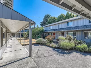 Photo #3: 23473100 Listing