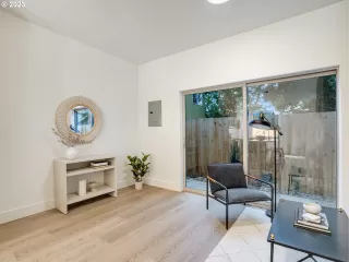 Photo #5: 23475391 Listing