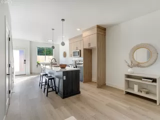 Photo #6: 23475391 Listing