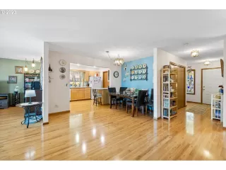 Photo #5: 23479731 Listing