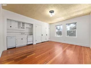 Photo #4: 23480416 Listing