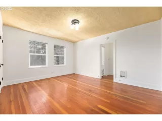 Photo #5: 23480416 Listing