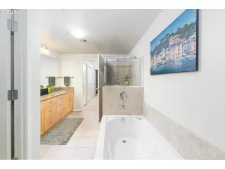 Photo #5: 23483372 Listing 