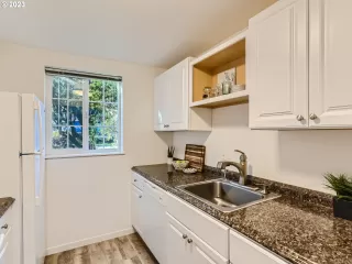 Photo #5: 23484825 Listing