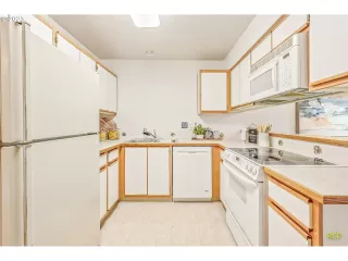 Photo #6: 23485527 Listing