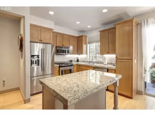 Photo #5: 23489241 Listing