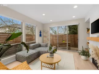 Photo #3: 23490226 Listing