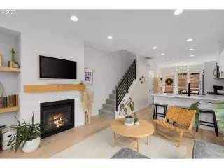 Photo #6: 23490226 Listing