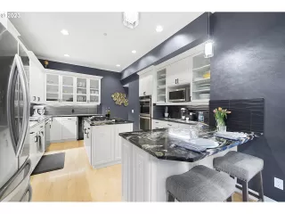 Photo #6: 23491120 Listing