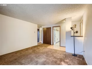 Photo #4: 23491422 Listing