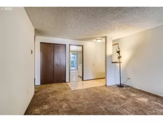 Photo #5: 23491422 Listing