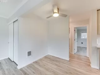 Photo #6: 23492379 Listing