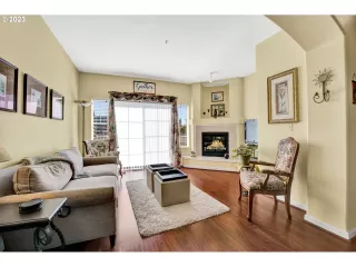 Photo #5: 23493738 Listing