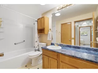 Photo #5: 23495513 Listing