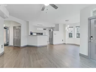 Photo #4: 23499404 Listing