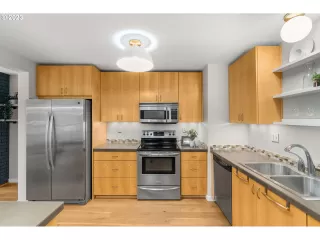 Photo #5: 23500462 Listing