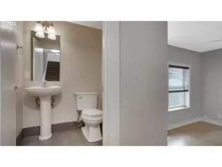 Photo #5: 23500871 Listing