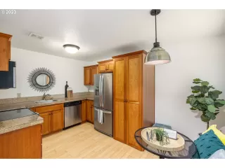 Photo #5: 23502799 Listing