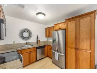 Photo #6: 23502799 Listing