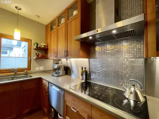 Photo #5: 23502936 Listing